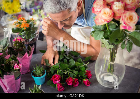 Männliche Blumengeschäft Blumen arrangieren Stockfoto