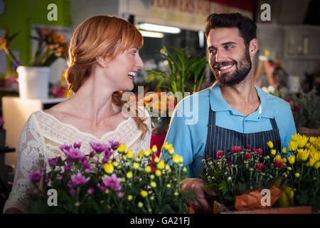 Paar Holding Kiste mit Blumenstrauß Stockfoto