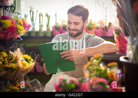 Männliche Florist schreiben und sich Notizen macht Stockfoto
