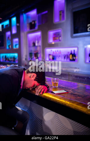 Deprimiert Mann mit Whisky am Tresen Stockfoto