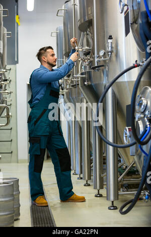 Erhalten Arbeitnehmer arbeiten in der Brauerei Stockfoto