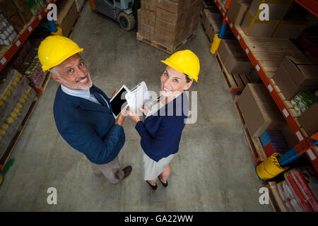 Erhöhte Ansicht von Managern sind Schutzhelm tragen und suchen die Kamera Stockfoto