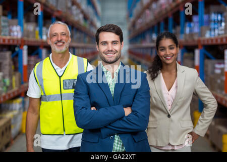Schwerpunkt der Manager ist Lächeln und posieren vor seinen Kollegen Stockfoto