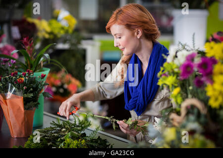 Weibliche Florist trimmen Blütenstiel Stockfoto