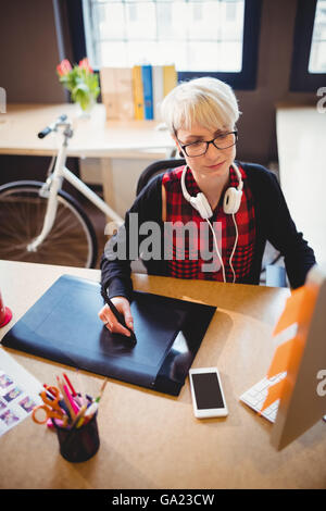 Grafik-Designer mit Grafiktablett Stockfoto