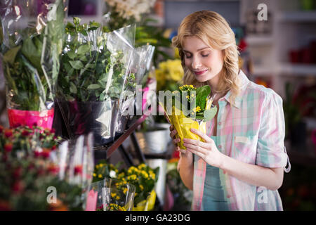 Glücklich weibliche Florist riechen einen Blume Blumenstrauß Stockfoto