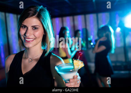 Porträt der jungen Frau, die einen cocktail Stockfoto