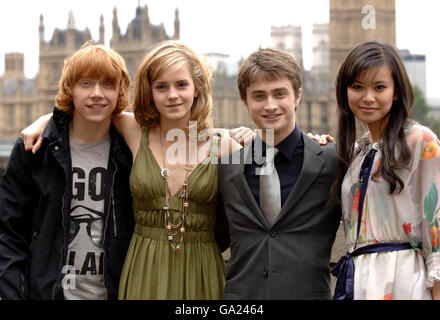 Erkaklar porno rasmlar ustida peeing