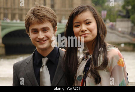 Die Besetzung von Harry Potter und dem Orden des Phönix, (von links nach rechts) Daniel Radcliffe und Katie Leung, auf der Themse-Terrasse der County Hall im Süden Londons, vor der europäischen Premiere des Films nächste Woche. Stockfoto