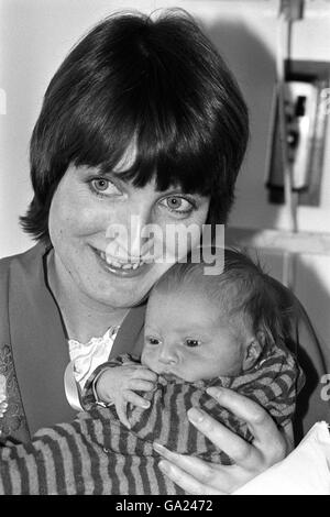 Peckhams neue Labour-Abgeordnete Harriet Harman mit ihrem Sohn Harry. Stockfoto