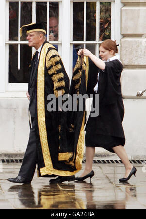 Ehrentitel der Universität Cambridge. Der Herzog von Edinburgh führt eine Parade von Ehrentitel im Senat der Universität Cambridge an. Stockfoto