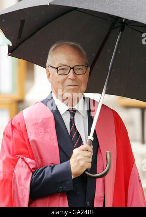 Der schwedische Diplomat und Politiker Dr. Hans Blix, der heute von der Cambridge University im Senatshaus einen Ehrendoktortitel erhielt. Stockfoto