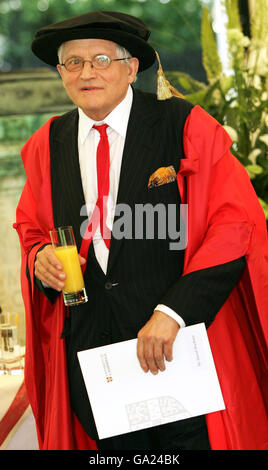 David Hockney, erhielt heute einen Ehrendoktortitel von der Cambridge University im Senate House. Stockfoto