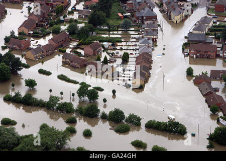 Luftaufnahme des Dorfes Catcliffe in der Nähe von Sheffield, das nach zwei Tagen heftigen Regens, die Überschwemmungen in Yorkshire verursacht hat, unter Wasser steht. Stockfoto