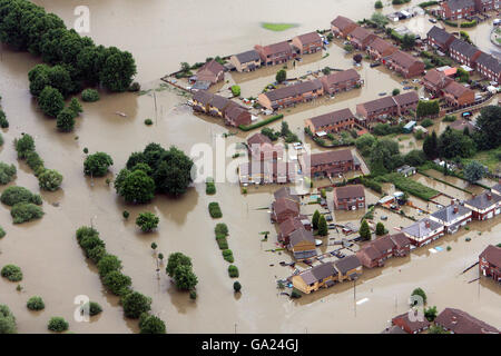 Luftaufnahme des Dorfes Catcliffe in der Nähe von Sheffield, das nach zwei Tagen heftigen Regens, die Überschwemmungen in Yorkshire verursacht hat, unter Wasser steht. Stockfoto