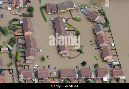 Luftaufnahme des Dorfes Catcliffe in der Nähe von Sheffield, das nach zwei Tagen heftigen Regens, die Überschwemmungen in Yorkshire verursacht hat, unter Wasser steht. Stockfoto