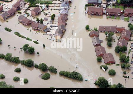 Luftaufnahme des Dorfes Catcliffe in der Nähe von Sheffield, das nach zwei Tagen heftigen Regens, die Überschwemmungen in Yorkshire verursacht hat, unter Wasser steht. Stockfoto