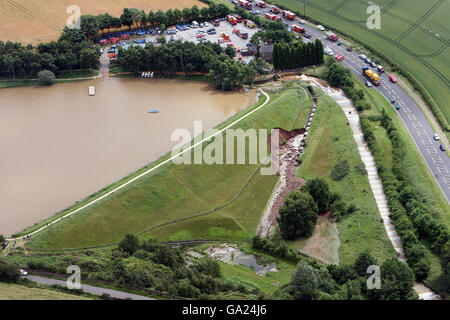 Großbritannien wird von Überschwemmungen heimgesucht. Luftaufnahme des Ulley Reservoir nach zwei Tagen starken Regens, der Überschwemmungen in Yorkshire verursachte. Stockfoto