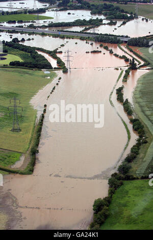 Die Felder in der Nähe der M1, umgeben von Wasser in der Nähe von Rotherham, Yorkshire A nach zwei Tagen heftigen Regenfällen, die Überschwemmungen in Yorkshire verursacht. Stockfoto