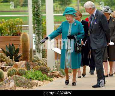 Die britische Königin Elizabeth II besucht den Garten der Royal Horticultural Society in Wisley, Surrey, begleitet von Peter Buckley, dem Präsidenten der Gesellschaft. Stockfoto