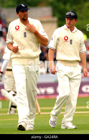 Cricket - npower Fourth Test - England gegen Westindien - Tag drei - Riverside. Steve Harmion aus England (links) und Paul Collingwood. Stockfoto