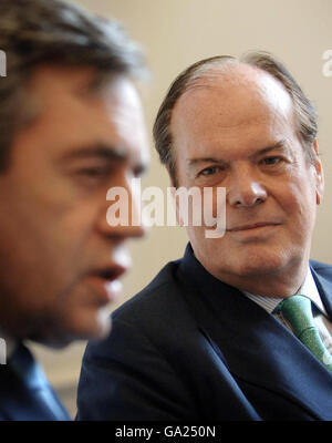 Der ehemalige konservative Abgeordnete Quentin Davies trifft sich heute mit Gordon Brown, dem baldigen Premierminister, im Finanzministerium in London, nachdem er angekündigt hatte, er werde der Labour Party unterlaufen. Stockfoto