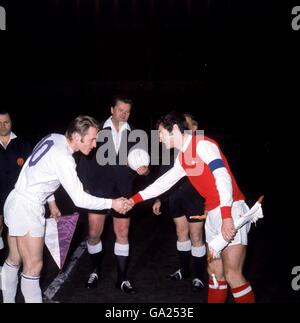 (L-R) Anderlecht Kapitän Paul van Himst schüttelt Arsenal die Hände kapitän Frank McLintock vor dem Spiel Stockfoto