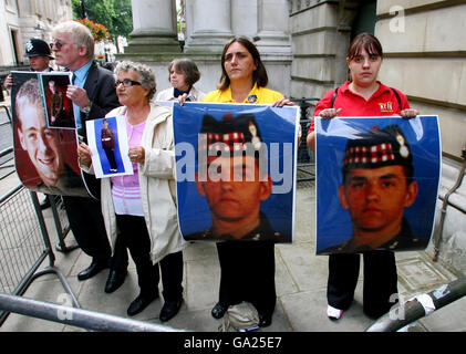 Rose Gentle, 2. Rechts, dessen Sohn Fusilier Gordon Gentle im Juni 2004 getötet wurde, trifft sich mit Familienmitgliedern von Soldaten, die im Irak-Konflikt getötet wurden, und protestiert heute in der Downing Street, London, während Premierminister Tony Blair sich auf den Amtsausstieg vorbereitet. Stockfoto