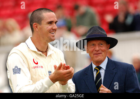 Cricket - npower Fourth Test - England gegen Westindien - Tag fünf - Riverside. Der englische Kevin Pietersen und der ehemalige englische Cricketer Geoff boykottieren. Stockfoto