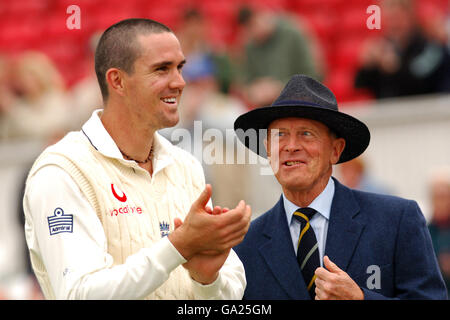 Der englische Kevin Pietersen und der ehemalige englische Cricketer Geoff boykottieren. Stockfoto