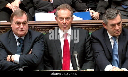 Der stellvertretende Premierminister John Prescott und der Kanzler Gordon Brown sitzen mit Premierminister Tony Blair während seiner letzten Fragen des Premierministers im Unterhaus im Zentrum von London zusammen. Stockfoto