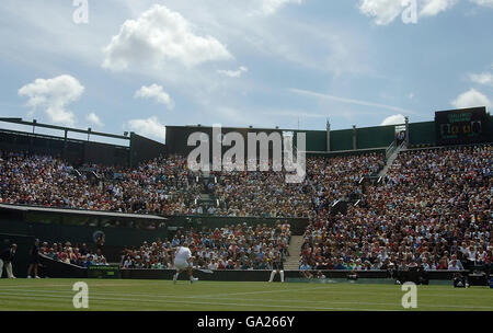 Bright Skies over Center Court, während der britische Tim Henman während der All England Lawn Tennis Championship in Wimbledon den spanischen Feliciano Lopez spielt. Stockfoto