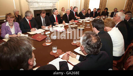(Von oben links, im Uhrzeigersinn) Ruth Kelly, des Browne, Sir Gus O'Donnell, Gordon Brown, Jack Straw, Hilary Benn, John Hutton, Hazel Blars, James Purnell, John Denham, Baroness Scotland, Lord Bruce Grocott, Geoff Hoon, Harriet Harman, Alan Johnson, David Miliband (teilweise verdeckt), Alistair Darling, Jacqui Smith, Douglas Alexander, Peter Hain und Ed Balls während der ersten Kabinettssitzung unter Premierminister Gordon Brown in der Downing Street 10, London. Stockfoto