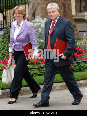 Verkehrsministerin Ruth Kelly und Verteidigungsminister des Browne in der Downing Street, London, kommen zu ihrem ersten Kabinettstreffen mit Premierminister Gordon Brown. Stockfoto