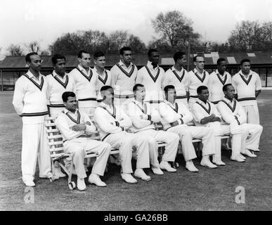 West Indies Team Group (hintere Reihe, l-r) Andy Ganteaume, Nyron Asgarali, Gerry Alexander, Denis Atkinson, Tom Dewdney, Wes Hall, Gary Sobers, Bruce Pairaudeau, Roy Gilchrist, Cammie Smith (erste Reihe, l-r) Sonny Ramadhin, Frank Worrell, John Goddard, Clyde Walcott, Everton Weekes, Alfred Valentine Stockfoto