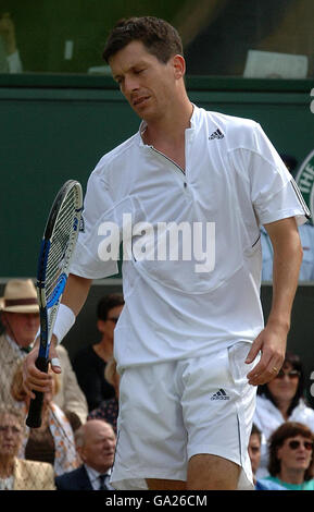 Der britische Tim Henman zeigt seine Vorliebe auf dem Weg zum Verlieren gegen den spanischen Feliciano Lopez während der All England Lawn Tennis Championship in Wimbledon. Stockfoto