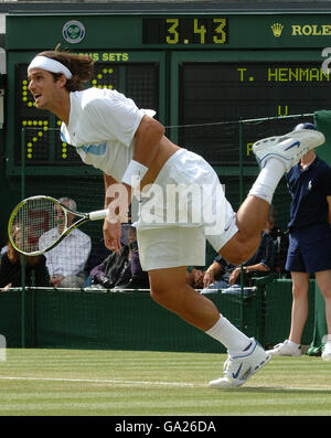 Der Spanier Feliciano Lopez im Einsatz gegen den Briten Tim Henman während der All England Lawn Tennis Championship in Wimbledon. Stockfoto