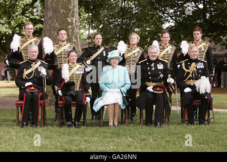 Die britische Königin Elizabeth II. Sitzt für ein Bild mit Mitgliedern der Königstruppe Royal Horse Artillery im Hyde Park im Zentrum von London, während die Einheit ihren 60. Geburtstag feiert. Stockfoto