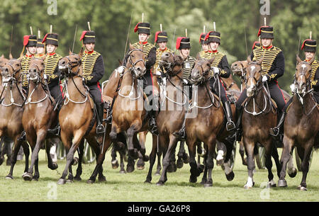 Mitglieder der Königstruppe, der Royal Horse Artillery, ziehen im Hyde Park im Zentrum Londons für Queen Elizabeth II (nicht gesehen), um ihren 60. Geburtstag zu feiern. Stockfoto