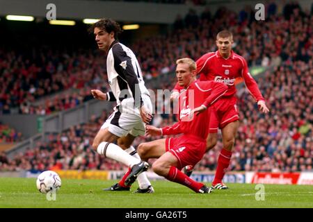 Ruud Van Nistelrooy (l) von Manchester United wird von Liverpools verfolgt Sami Hyypia (c) und Steven Gerrard aus Liverpool Stockfoto