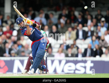 Der englische Kevin Pietersen trifft sich beim NatWest Twenty20 International Match beim Brit Oval in London. Stockfoto