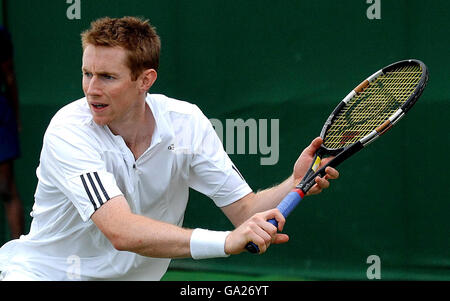 Der Großbritanniens Richard Bloomfield in Aktion mit Jonathan Marray während ihres Doppelmatches gegen Thailands Sonchat und Sanchai Ratiwatana während der All England Lawn Tennis Championship in Wimbledon. Stockfoto