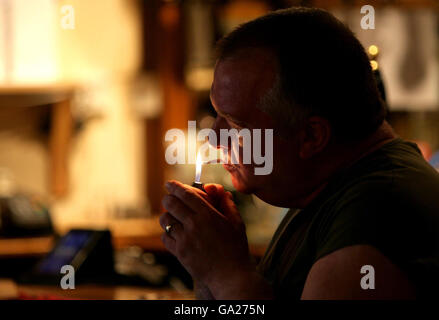 Tony Blows, Vermieter im Dog Inn in Ewyas Harold bei Hereford, trotzt offen dem Rauchverbot und raucht am ersten Tag des Rauchverbots im öffentlichen Haus. Stockfoto
