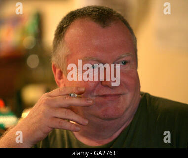 Tony Blows, Vermieter im Dog Inn in Ewyas Harold bei Hereford, trotzt offen dem Rauchverbot und raucht am ersten Tag des Rauchverbots im öffentlichen Haus. Stockfoto
