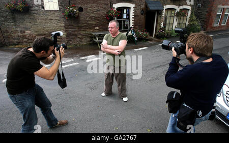 Tony Blows, Vermieter im Dog Inn in Ewyas Harold in der Nähe von Hereford, posiert für die Medien, nachdem er sich am ersten Tag des Rauchverbots offen dem Rauchverbot im öffentlichen Haus widersetzt hat. Stockfoto
