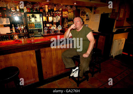 Tony Blows, Vermieter im Dog Inn in Ewyas Harold bei Hereford, trotzt offen dem Rauchverbot und raucht am ersten Tag des Rauchverbots im öffentlichen Haus. Stockfoto
