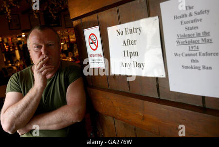 Tony Blows, Vermieter im Dog Inn in Ewyas Harold bei Hereford, trotzt offen dem Rauchverbot und raucht am ersten Tag des Rauchverbots im öffentlichen Haus. Stockfoto