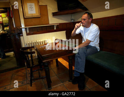 Ein Einheimischer im Dog Inn in Ewyas Harold in der Nähe von Hereford trotzt offen dem Rauchverbot und raucht im öffentlichen Haus am ersten Tag der neuen Gesetzgebung. Stockfoto