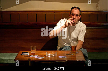 Ein Einheimischer im Dog Inn in Ewyas Harold in der Nähe von Hereford trotzt offen dem Rauchverbot und raucht im öffentlichen Haus am ersten Tag der neuen Gesetzgebung. Stockfoto