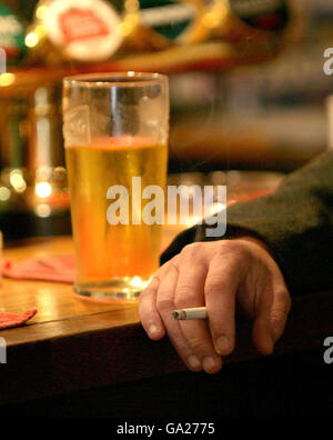 Ein Einheimischer im Dog Inn in Ewyas Harold in der Nähe von Hereford trotzt offen dem Rauchverbot und raucht im öffentlichen Haus am ersten Tag der neuen Gesetzgebung. Stockfoto
